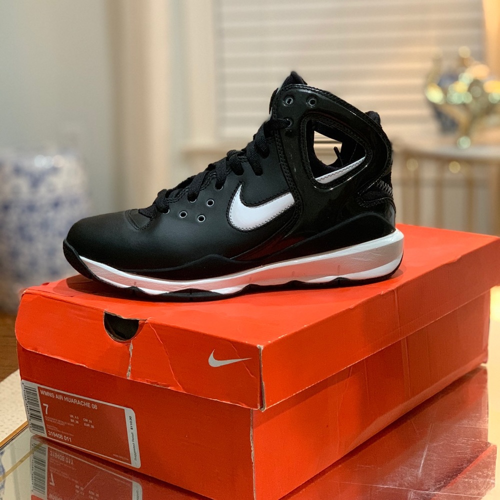 Nike Women’s AIR HURACHE- new with box
